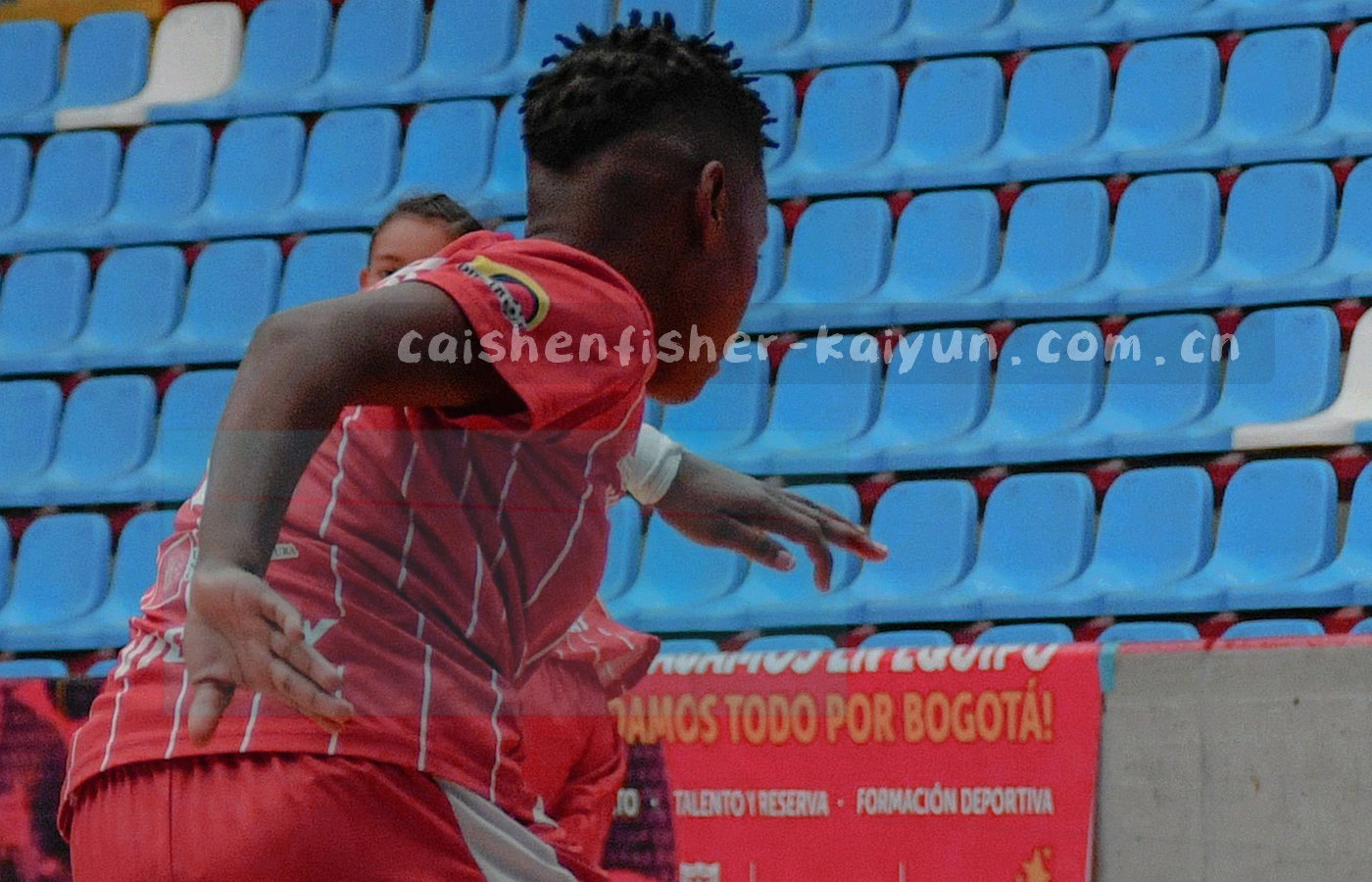 夜色海面上浮动金币与灯塔的横版插画